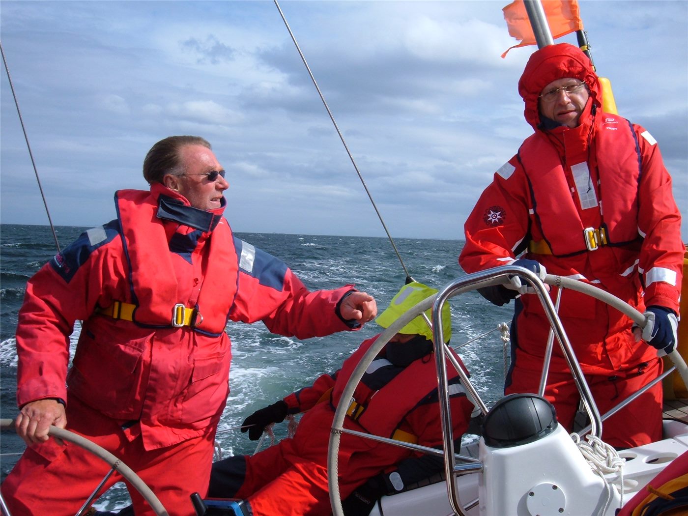 Rettungswesten an Bord - Crewmitglieder tragen passende Westen im Cockpit.