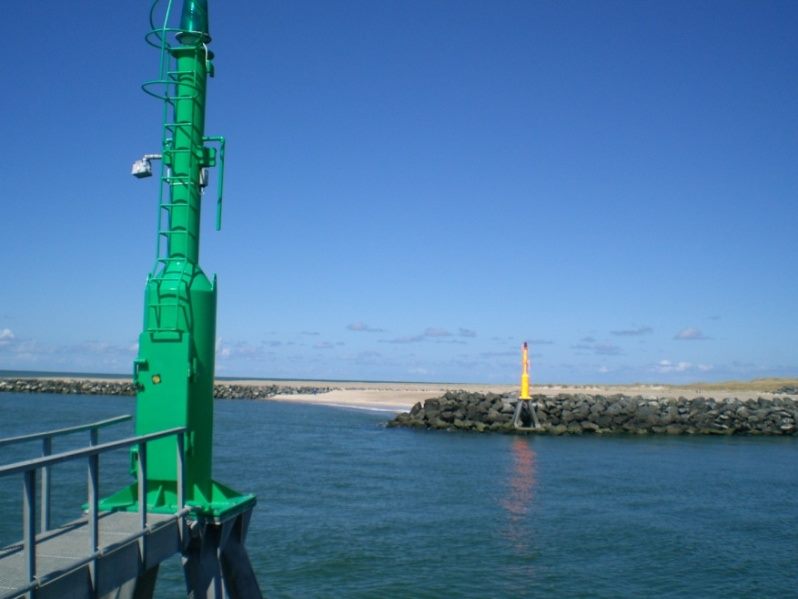 Foto: grüner Molenfeuerturm am Molenkopf